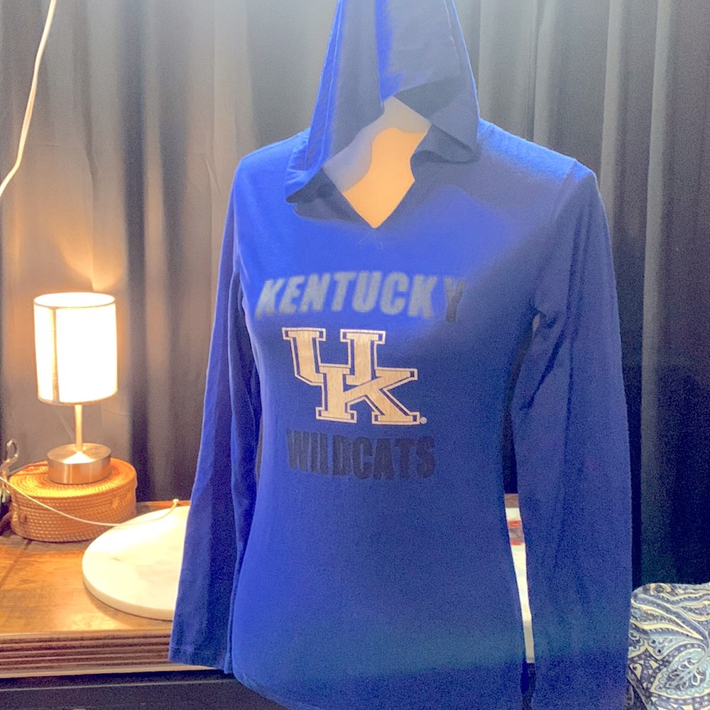 Campus heritage a university of Kentucky long sleeve T- hoodie fitted medium.